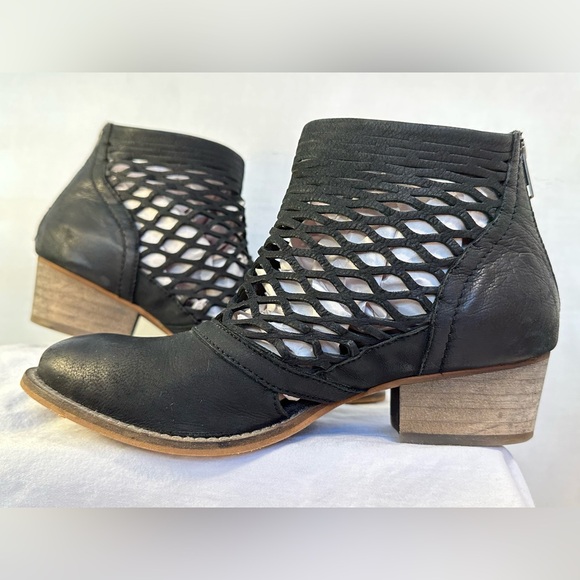 BLACK LEATHER BOTIES (SIZE 6.5M) AMAZING CONDITION! COCKTAIL, CONCERT!🤩 - Picture 2 of 12